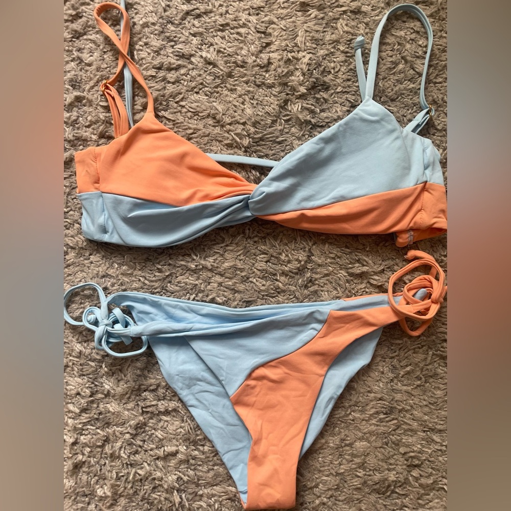 L Space Ringo bikini top in tangy & sky / small
Desi bikini bottom sz small